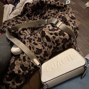Coach Charter Crossbody Bag 24 con Card Holder Blanco